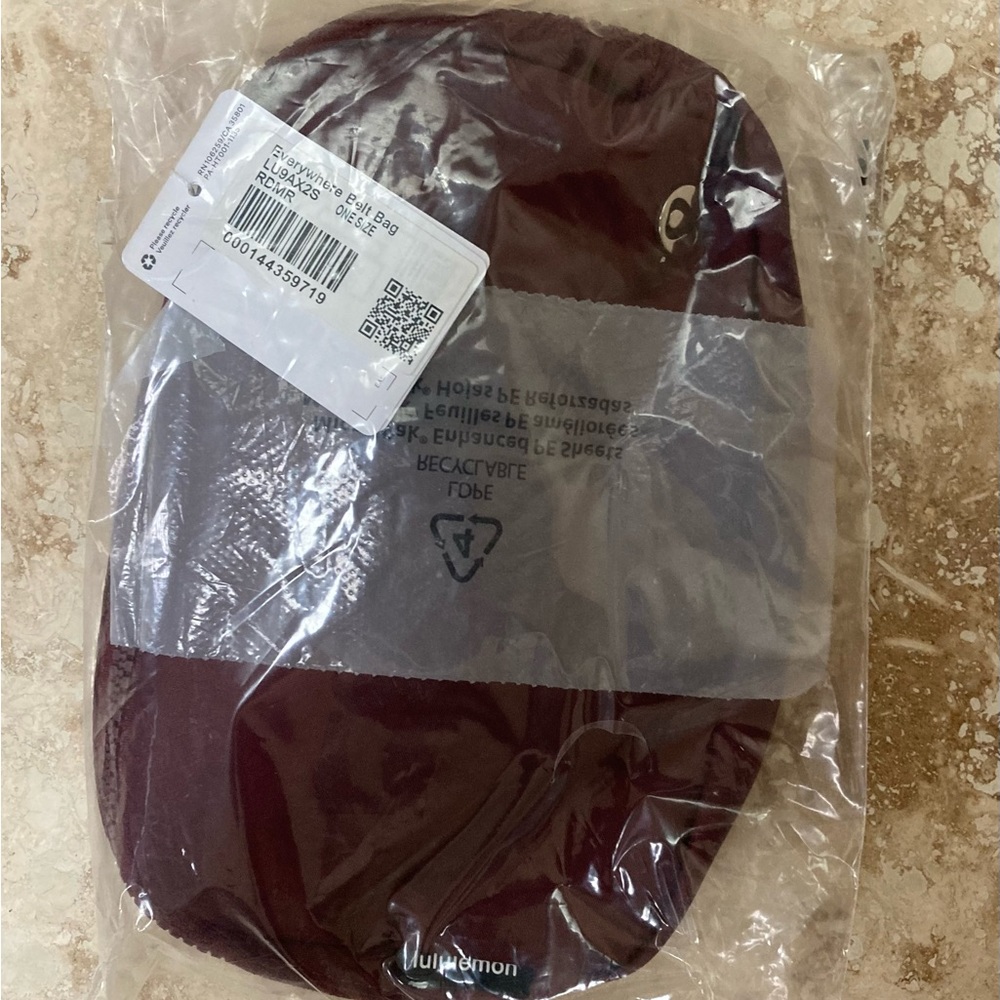 Lululemon Everywhere Belt Bag Burgundy /Maroon NWT Perfect for Holidays - Picture 3 of 3
